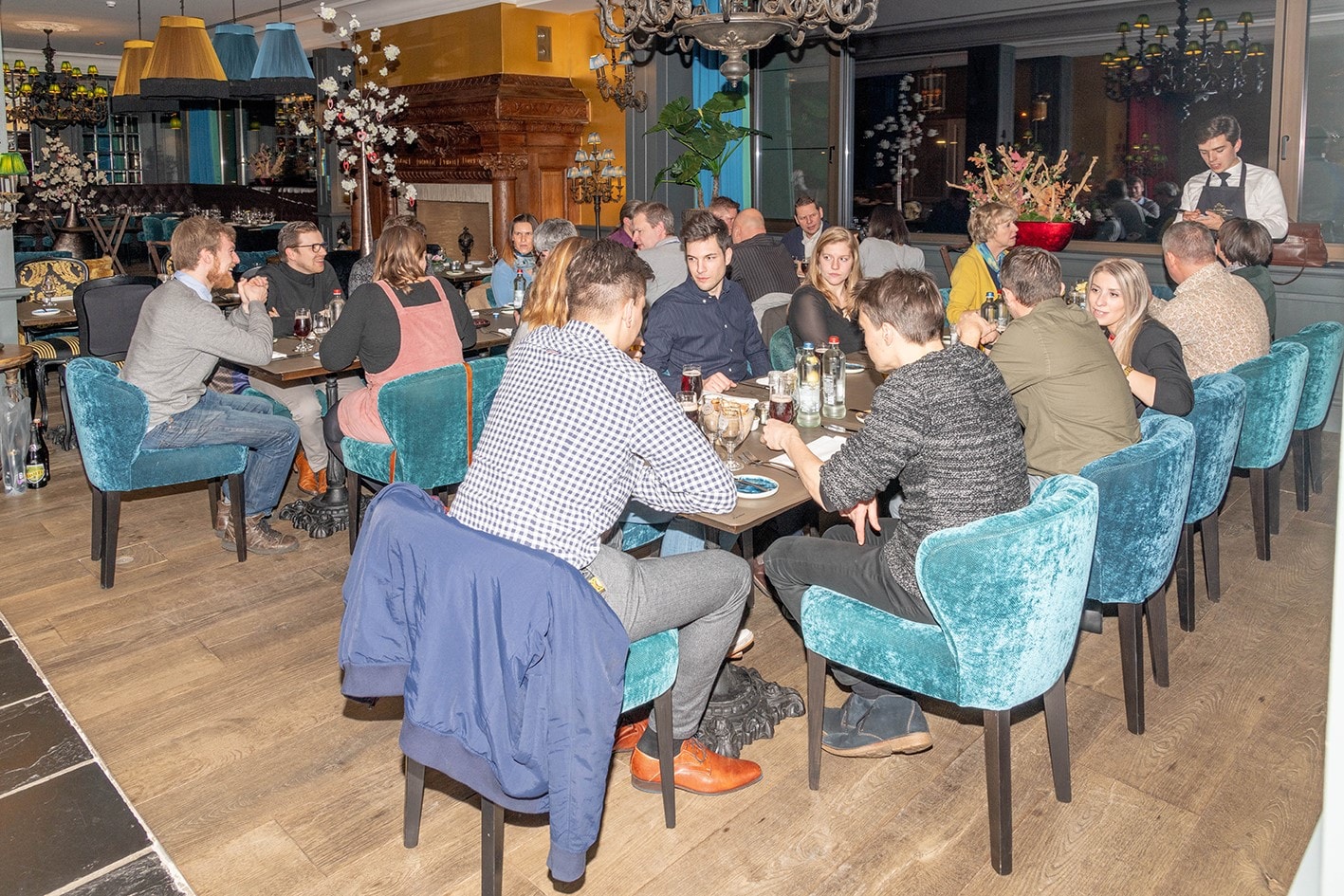 Colleagues eating together at Bierkasteel